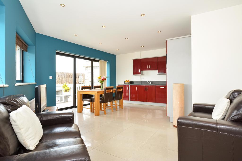 The Towers Apartments Уестпорт Екстериор снимка