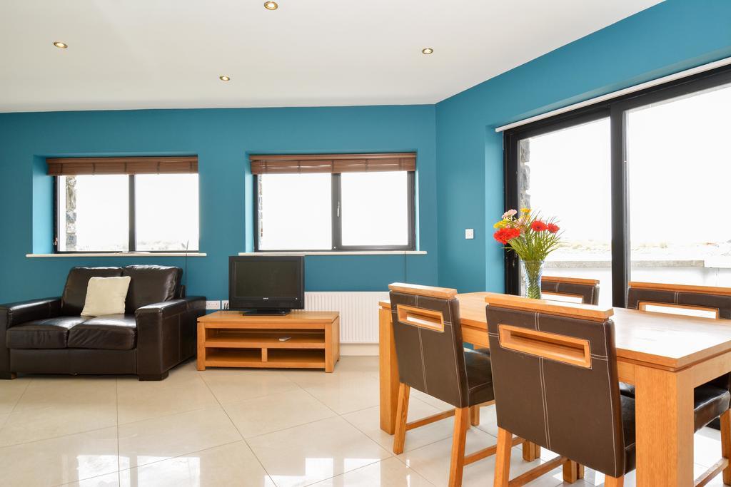 The Towers Apartments Уестпорт Екстериор снимка