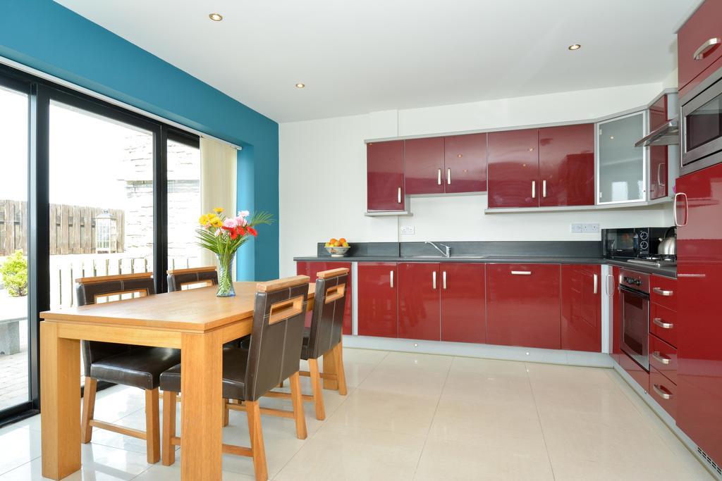 The Towers Apartments Уестпорт Екстериор снимка