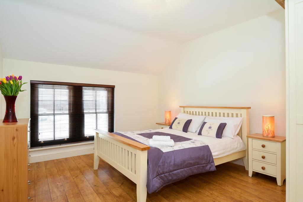 The Towers Apartments Уестпорт Екстериор снимка